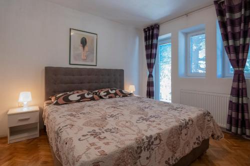 a bedroom with a bed with a bedspread on it at Villa Marchelina in Grubine