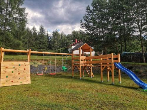 een speeltuin met een glijbaan en een schommel bij SielskoAnielsko w Beskidzie Niskim in Męcina Wielka