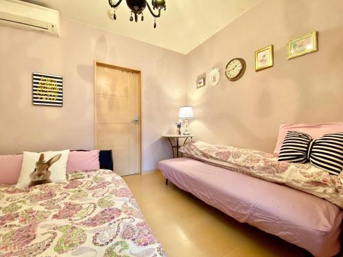 een slaapkamer met 2 bedden en een hond op het bed bij Mori de house in Kobe 201 in Kobe