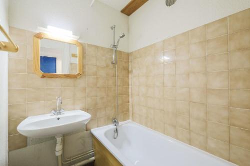 y baño con lavabo y bañera. en Residence Le Hameau du Lac - maeva Home, en Marciac