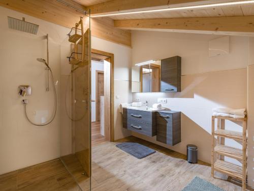 La salle de bains est pourvue d'une douche et d'un lavabo. dans l'établissement Ferienwohnung Obersteintal, à Söll