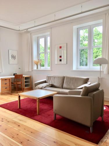 a living room with a couch and a coffee table at Künstlerhaus in Niebüll