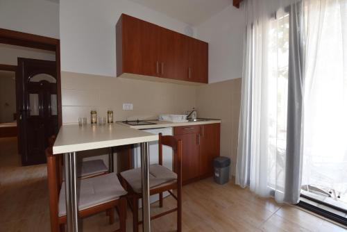 Kuhinja ili čajna kuhinja u objektu Studio Apartments 6 Palmi