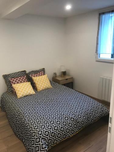 une chambre avec un lit avec deux oreillers dessus dans l'établissement Appartement lac et montagne, à Saint-André-les-Alpes