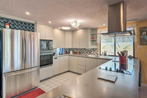 Dapur atau dapur kecil di Beachfront Home on Gulf of Mexico with Indoor Pool