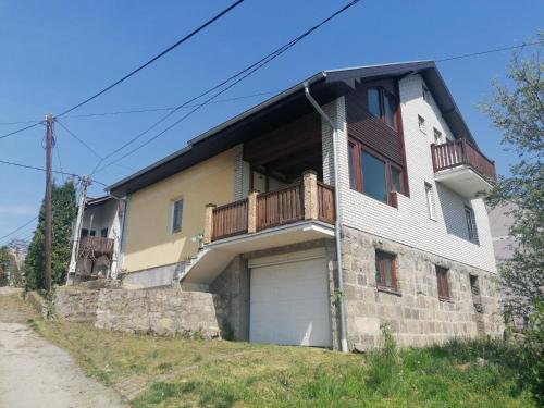 Το κτήριο όπου στεγάζεται  το διαμέρισμα