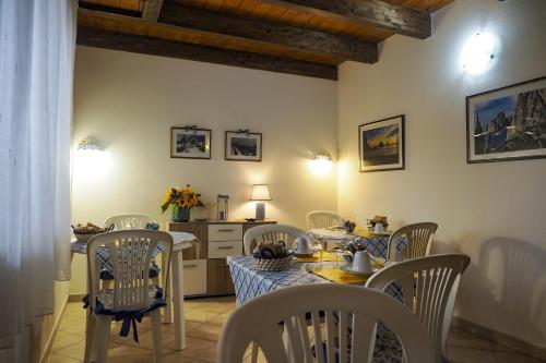 a kitchen and dining room with a table and chairs at La Vecchia Montagna B&B in Nebida
