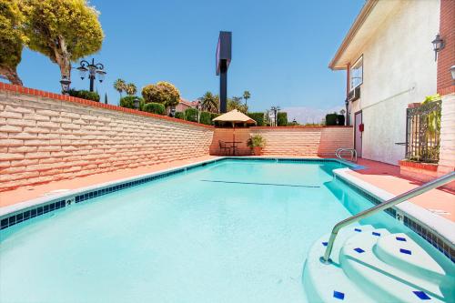 Bazén v ubytování Ramada by Wyndham Pasadena nebo v jeho okolí