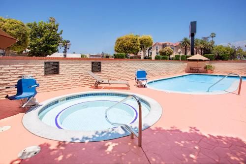 Bazén v ubytování Ramada by Wyndham Pasadena nebo v jeho okolí