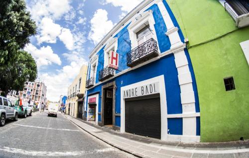 a street with a blue and green building with a mike bond sign at La Fuente Catedral in Puebla