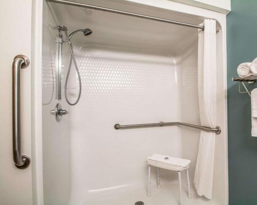 Kylpyhuone majoituspaikassa Sleep Inn & Suites Mount Vernon
