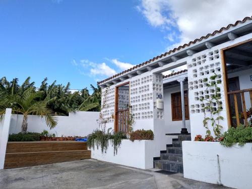 a house with white walls and a courtyard at Casa Los Morros in Tazacorte