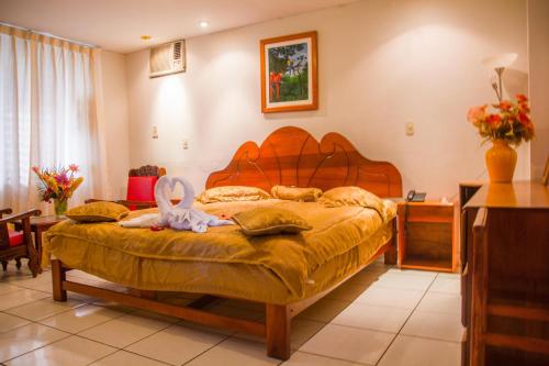 เตียงในห้องที่ Hotel Sol del Oriente Iquitos