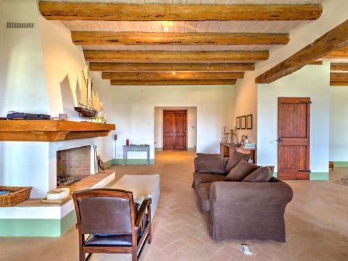 sala de estar con sofá y chimenea en Belvilla by OYO Villa Giulia, en Casa Albonetti