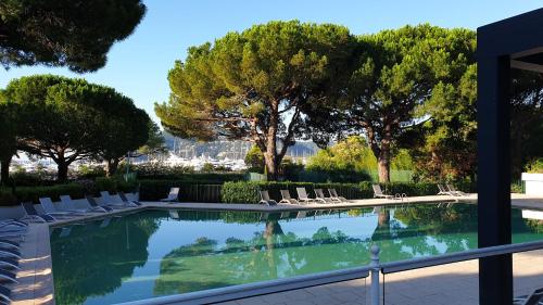 Majoituspaikassa Garden and beach sea view apartment Cannes tai sen lähellä sijaitseva uima-allas