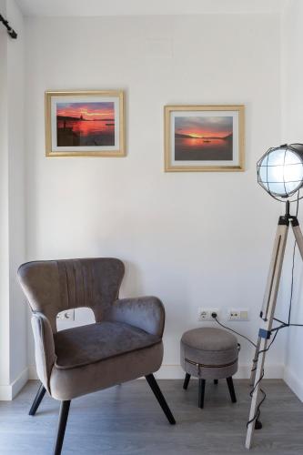 a living room with a chair and a tripod at Atico de los FRANCESES by Cadiz4Rentals in Cádiz