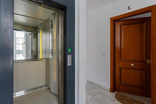 a hallway with a mirror and a door at Atico de los FRANCESES by Cadiz4Rentals in Cádiz
