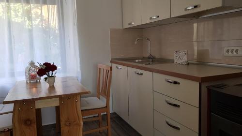 cocina con mesa pequeña y fregadero en Seventh house, en Ilirska Bistrica