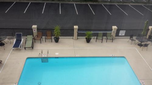 an overhead view of a swimming pool with tables and chairs at Holiday Inn Express & Suites - Morehead City by IHG in Morehead City