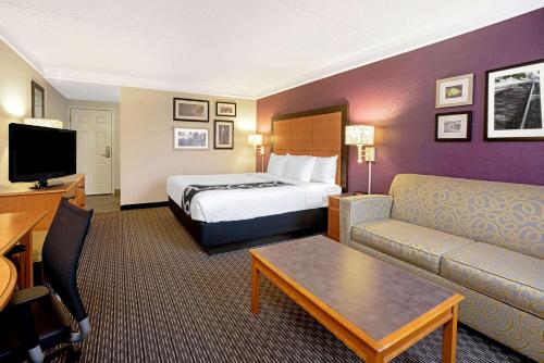 Телевизор и/или развлекательный центр в La Quinta by Wyndham Tacoma - Seattle
