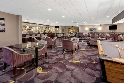 Телевизор и/или развлекательный центр в La Quinta by Wyndham Tacoma - Seattle