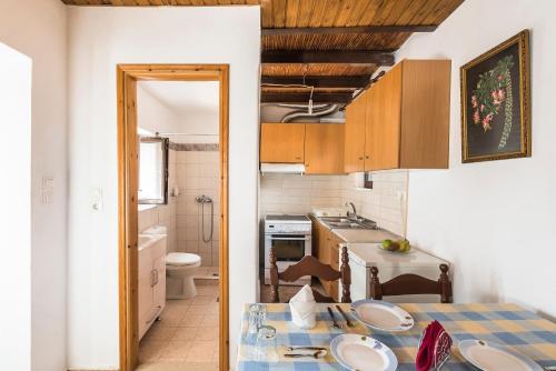 A kitchen or kitchenette at Casa La Perla - Lachania