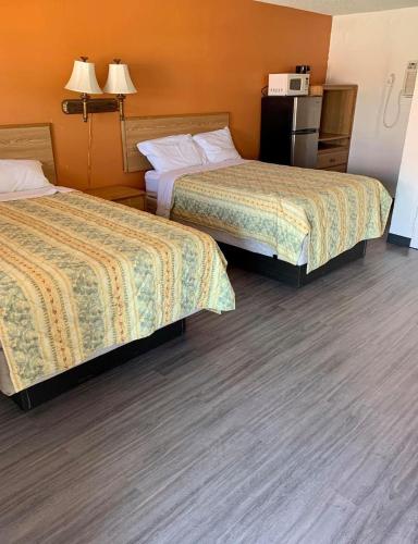 Кровать или кровати в номере Mustang Motel