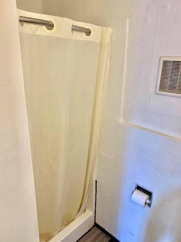 Ванная комната в Mustang Motel