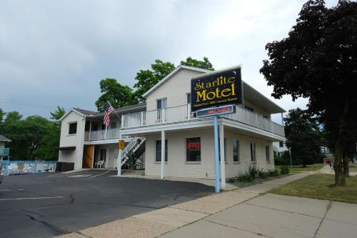 una señal para un motel de fuego de sal en una calle en Starlite Motel, en Wisconsin Dells