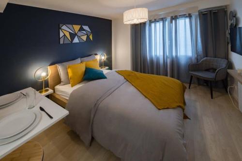 - une chambre avec un lit, un lavabo et un canapé dans l'établissement Studio Cosy - Parking - Wifi - Buanderie - Jardin, à Brest