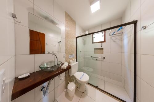uma casa de banho com um lavatório, um WC e um chuveiro em Costa Dourada Pousada em Arraial do Cabo