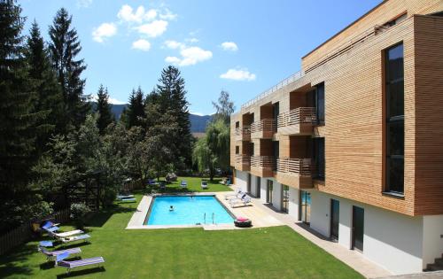 a view of the courtyard of a building with a swimming pool at Hotel Piné in Tires