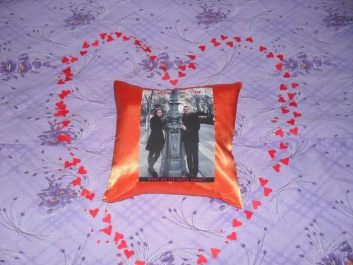 a heart made out of a picture of a couple at Garsoniera Cristina in Baile Felix