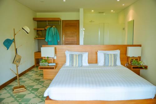 Cama o camas de una habitación en The Open House Jimbaran Bali