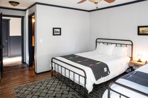 Una cama o camas en una habitación de William Tell House