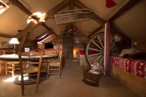 um quarto com uma mesa e uma casa em Gite Le Refuge em Vimoutiers