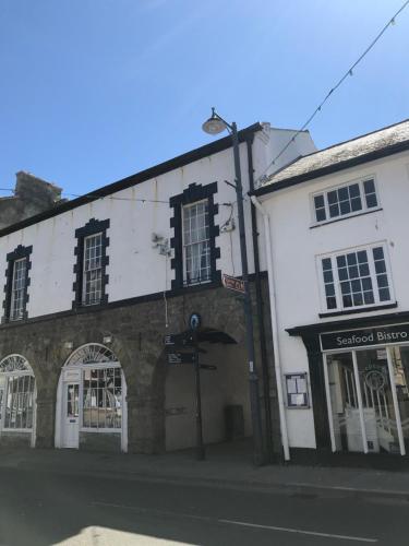 an old building on the corner of a street at Holiday Home Church Street in Beaumaris