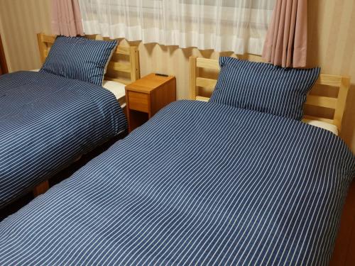 Tempat tidur dalam kamar di machiyado Kuwanajuku Honmachi 10