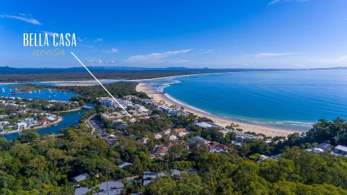 una vista aérea de la playa en Pelican cay en Bella Casa Noosa, en Noosa Heads