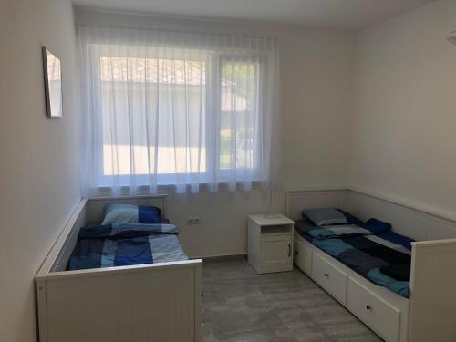 Ένα ή περισσότερα κρεβάτια σε δωμάτιο στο Front Apartment