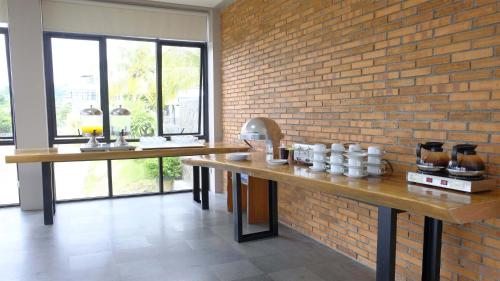 Příslušenství pro přípravu čaje a kávy v ubytování Kuraya Hotel Residence