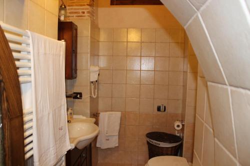 オーリアにあるDomusfrumentiの小さなバスルーム(洗面台、トイレ付)