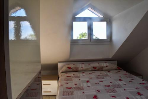 een slaapkamer met een bed en 2 ramen bij B&B Villa Paola in Savona
