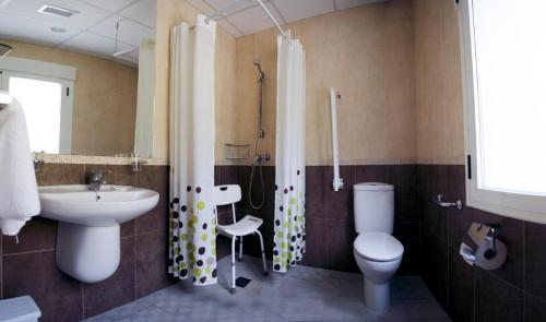 a bathroom with a sink and a toilet and a shower at Hotel La Glorieta in Baños de Montemayor