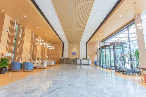 a large lobby with couches and chairs in a building at Holiday Inn Express - Ya'an City Center by IHG in Ya'an