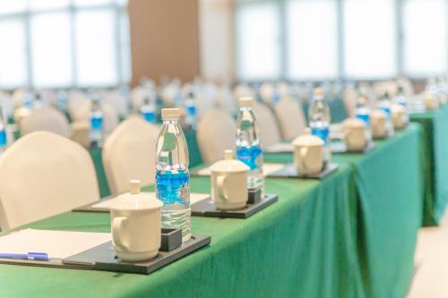 a row of bottles of water sitting on a table at Holiday Inn Express - Ya'an City Center by IHG in Ya'an