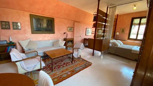 a living room with a couch and a table at CA' ROMANTICA - BIG APPARTMENT at ACCADEMIA in Venice