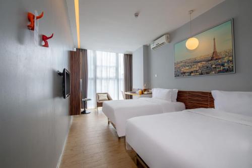 Postel nebo postele na pokoji v ubytování Shenzhen Dongmen Colour Hotel