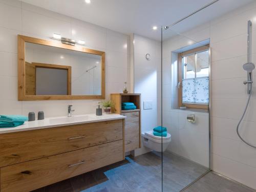 bagno con lavandino, servizi igienici e specchio di Bergappartements Reithammer - Ellmau a Ellmau