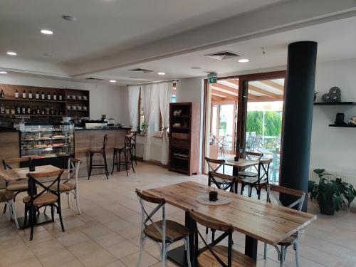 A restaurant or other place to eat at Mymara 19